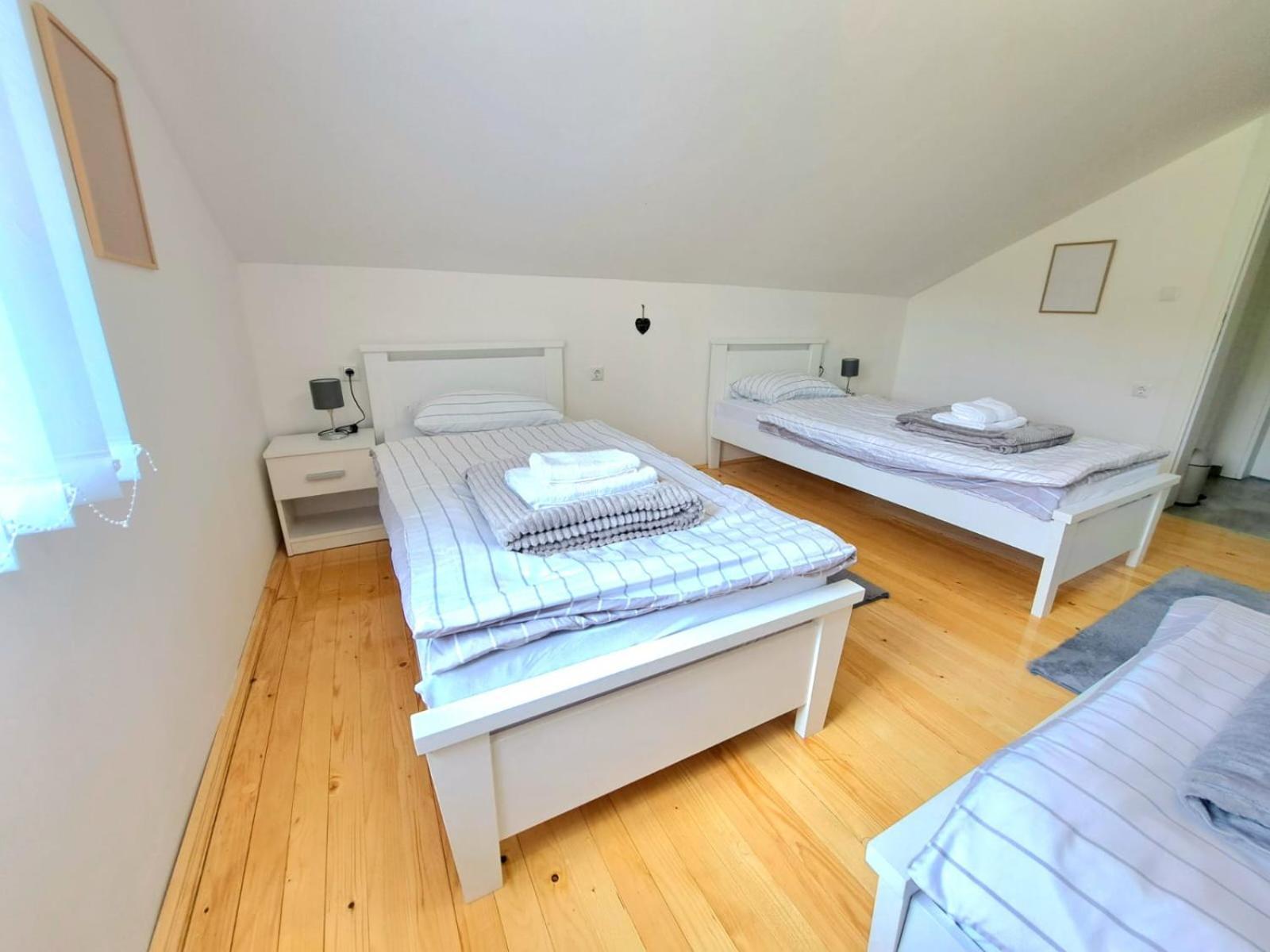 Bed and Breakfast Sobe Zizi Jajce Exterior foto