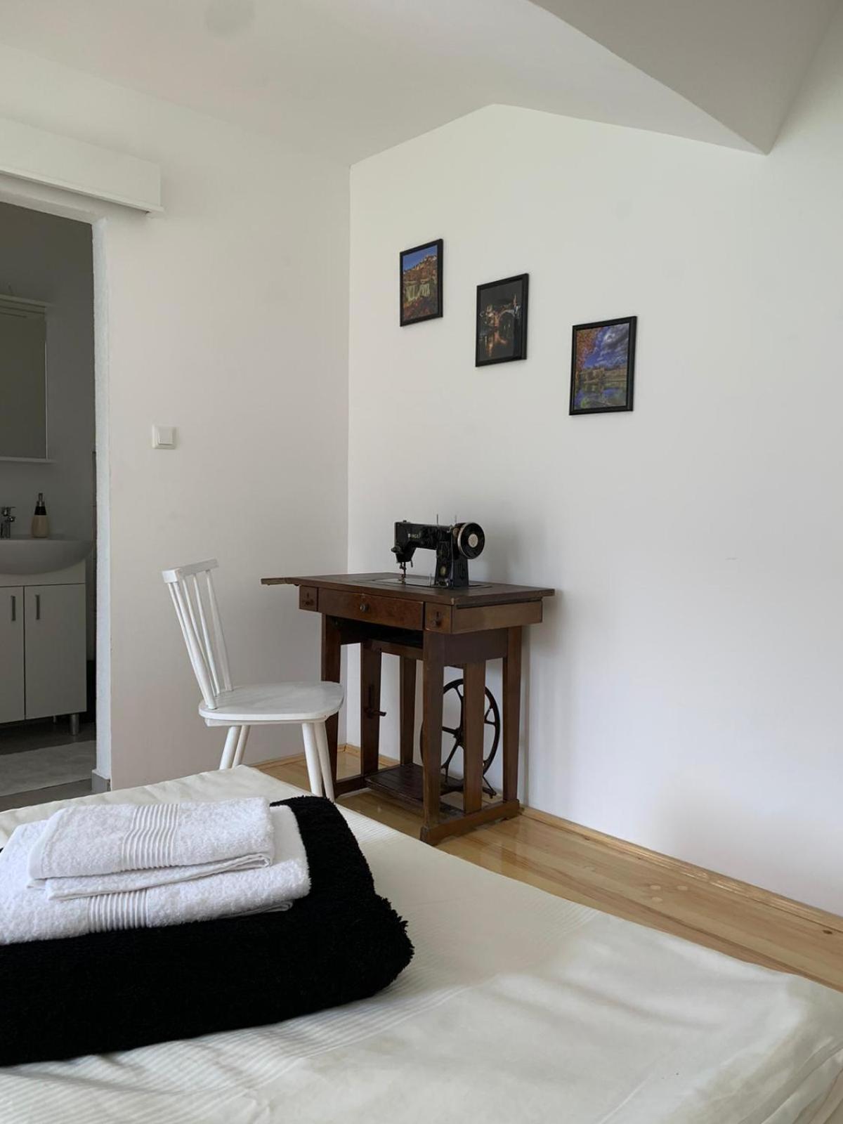 Bed and Breakfast Sobe Zizi Jajce Exterior foto