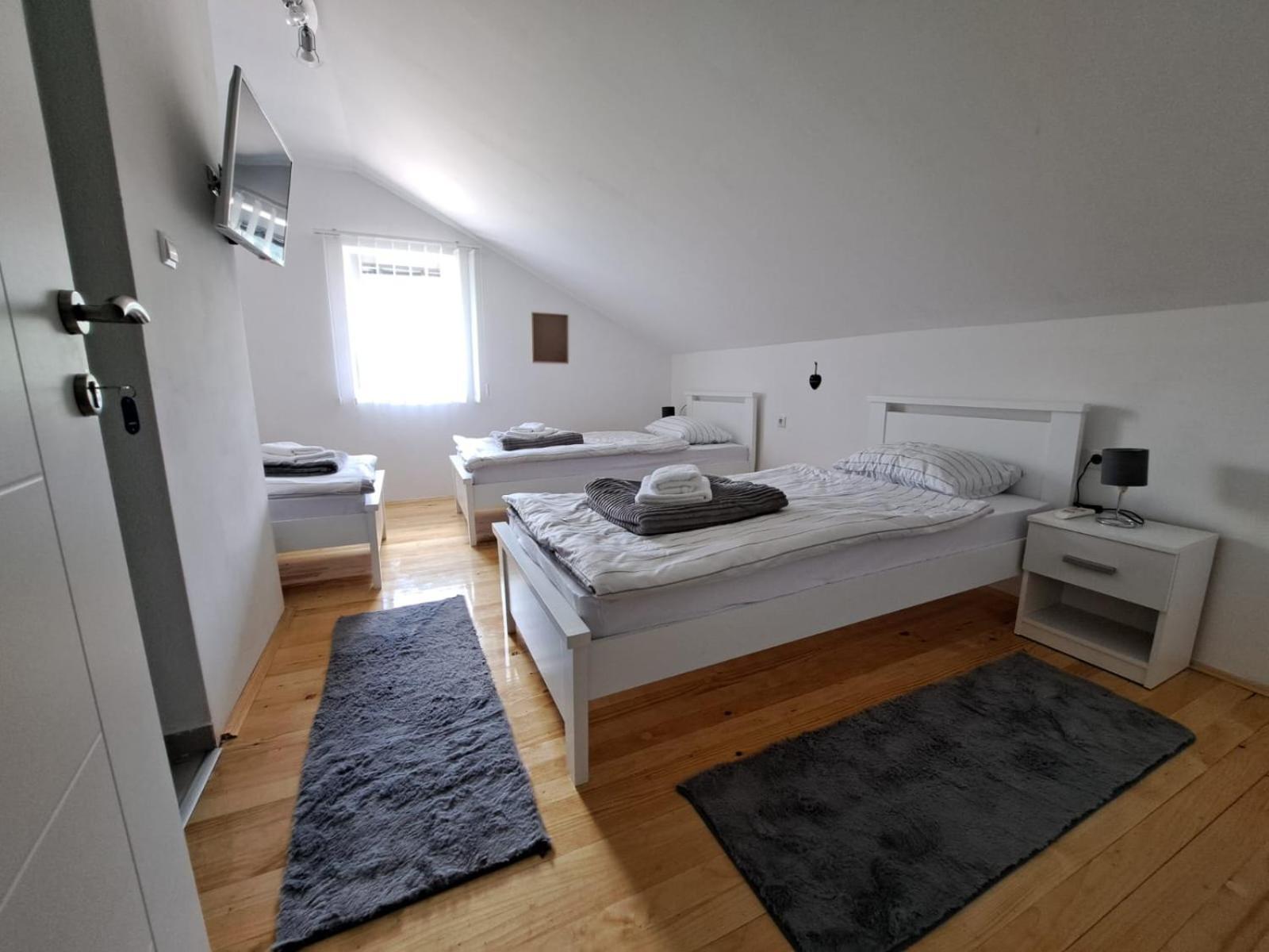 Bed and Breakfast Sobe Zizi Jajce Exterior foto
