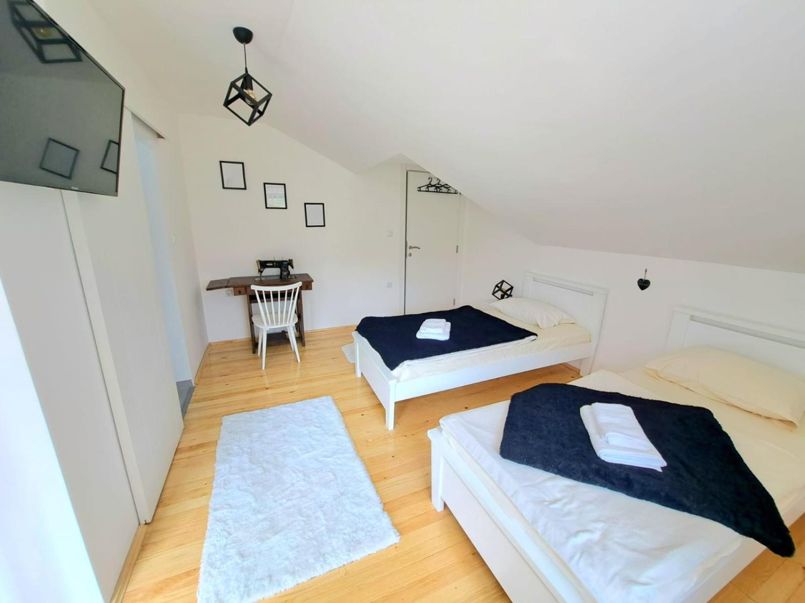 Bed and Breakfast Sobe Zizi Jajce Exterior foto