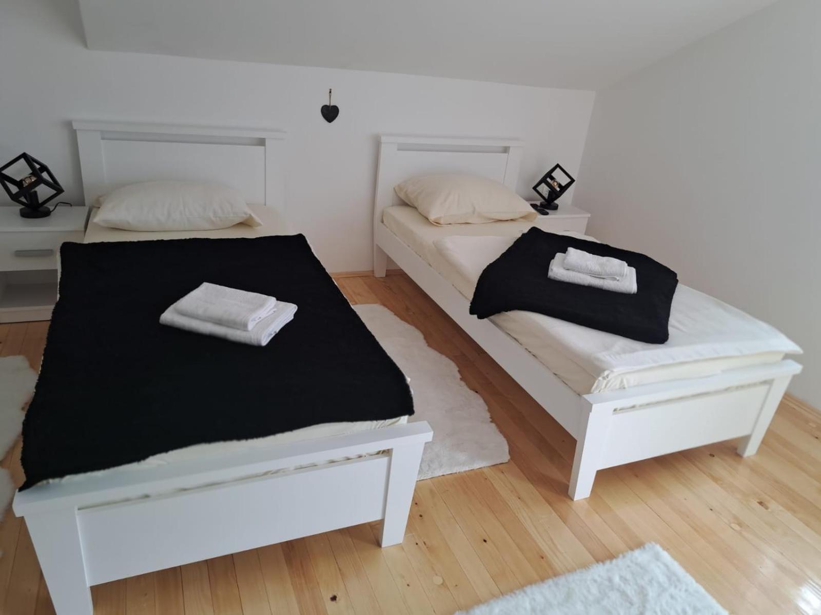 Bed and Breakfast Sobe Zizi Jajce Exterior foto