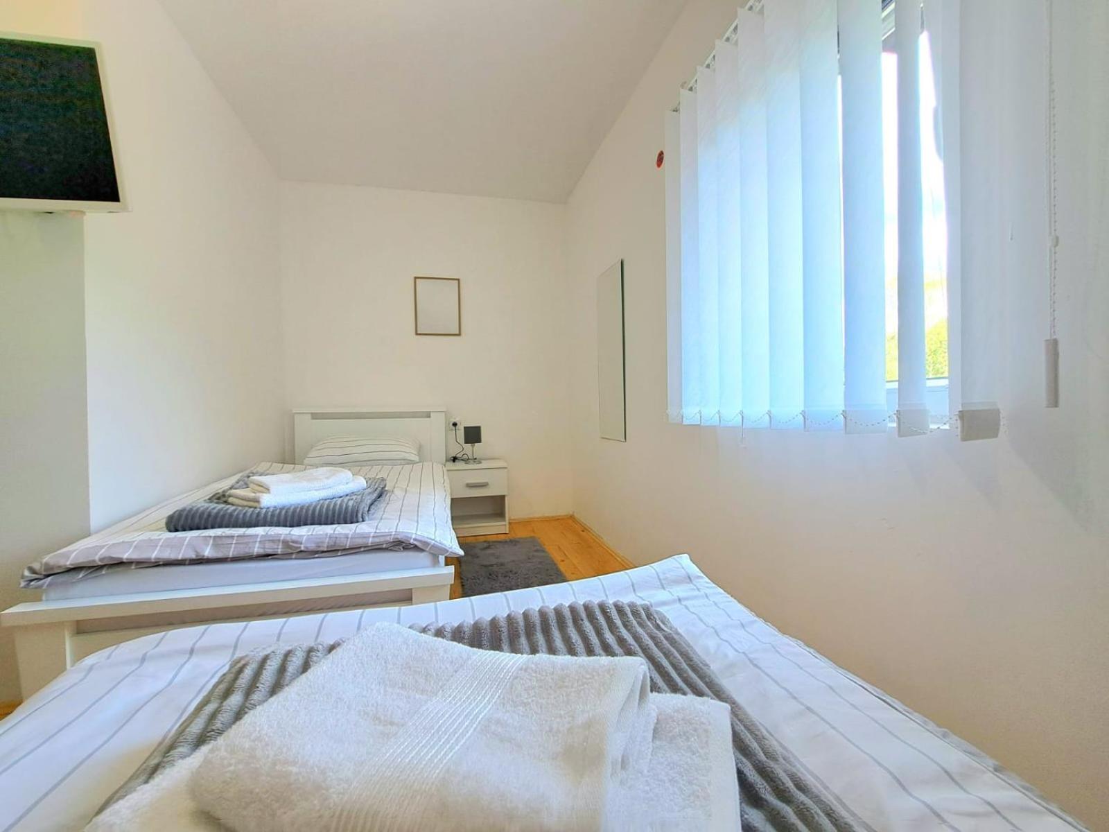 Bed and Breakfast Sobe Zizi Jajce Exterior foto