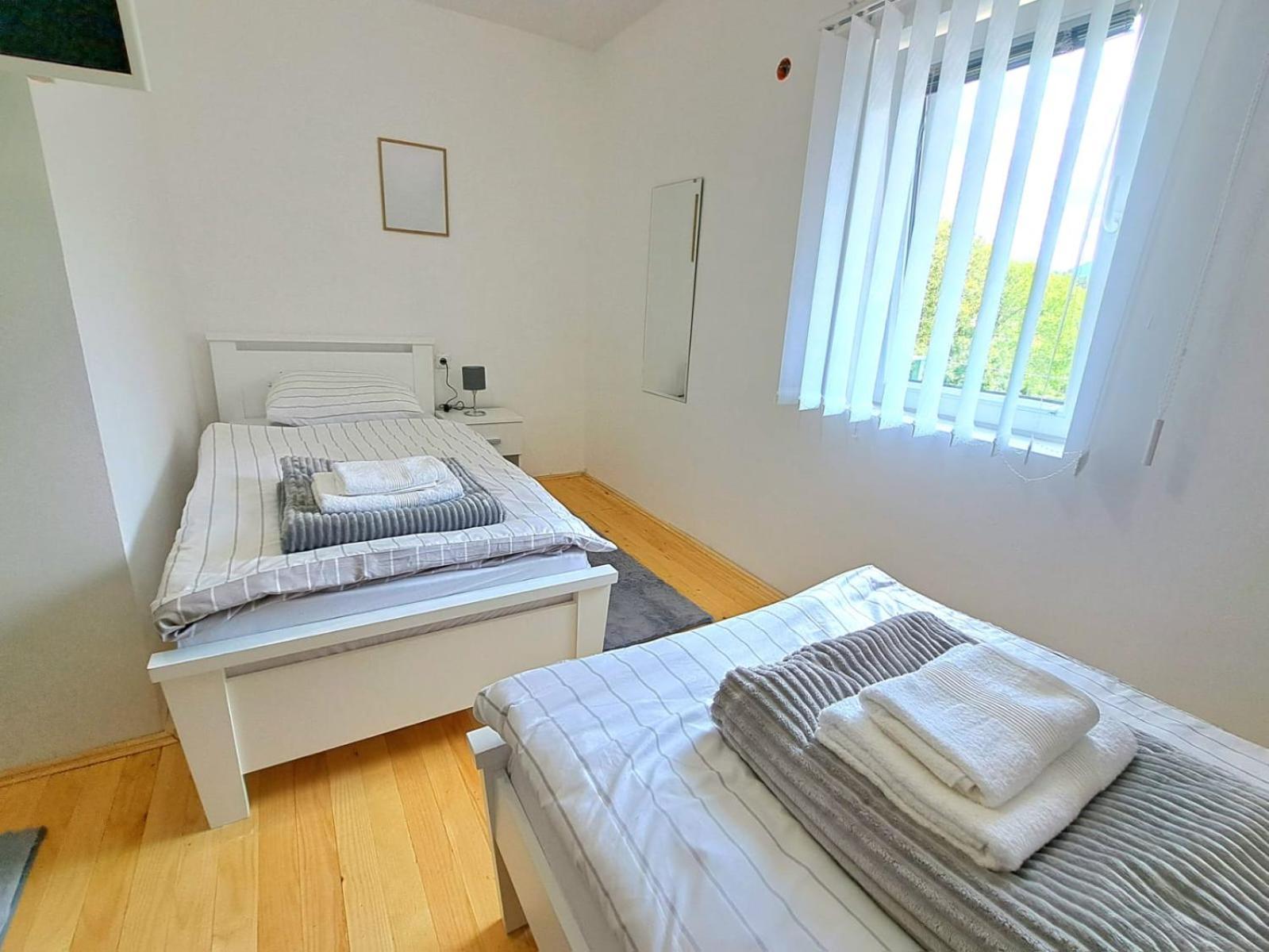 Bed and Breakfast Sobe Zizi Jajce Exterior foto