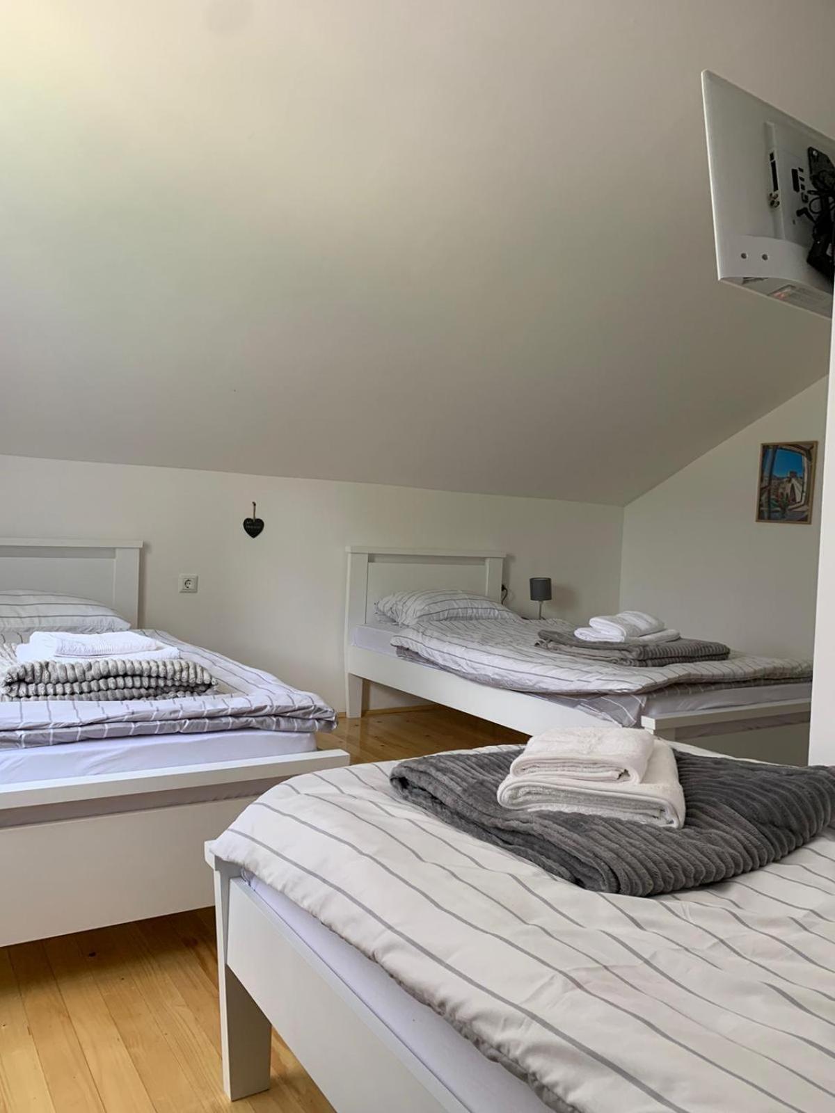 Bed and Breakfast Sobe Zizi Jajce Exterior foto